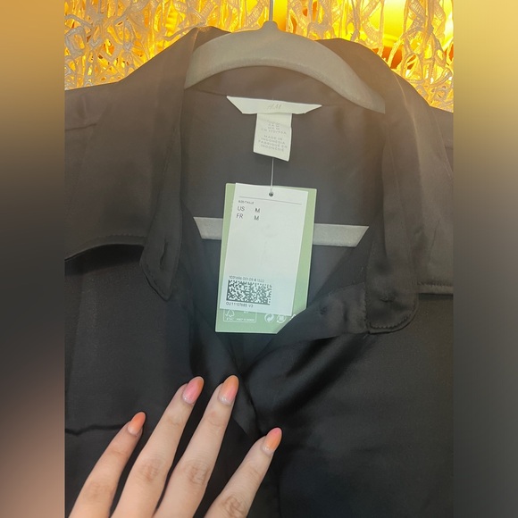 H&M: Long Sleeve Button Down: Medium: Black - Picture 2 of 3